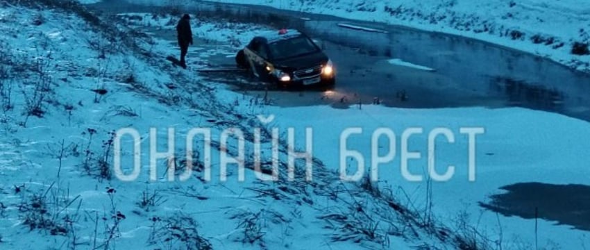 В Кобрине такси съехало в канаву. Появились подробности