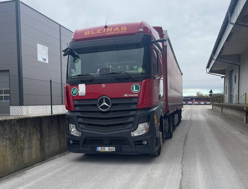 Девушка из Брестской области колесит по Европе на Mercedes-Benz Actros