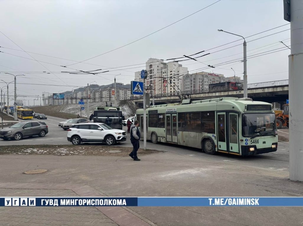 В Минске водитель троллейбуса совершил наезд на двух пешеходов — это попало на видео