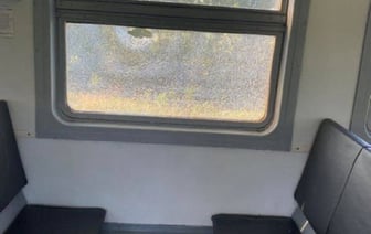 В Пинске подростки разбили стекло в вагоне поезда