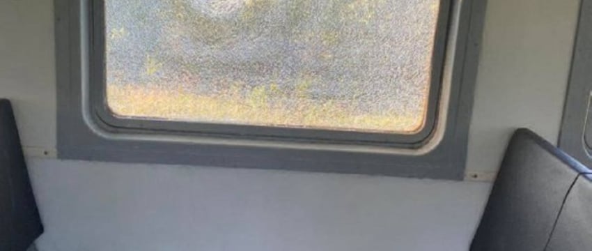 В Пинске подростки разбили стекло в вагоне поезда