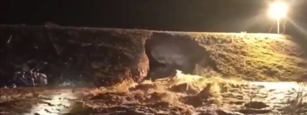 Ситуация критическая. В российском Орске река Урал прорвала дамбу