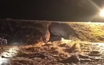 Ситуация критическая. В российском Орске река Урал прорвала дамбу