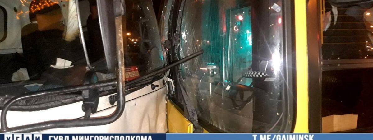 В Минске грузовик столкнулся с автобусом — Видео