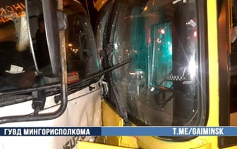 В Минске грузовик столкнулся с автобусом — Видео