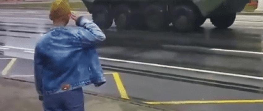 Мальчик отдал воинское приветствие технике на 3 июля. Какой сюрприз его ждал от Минобороны