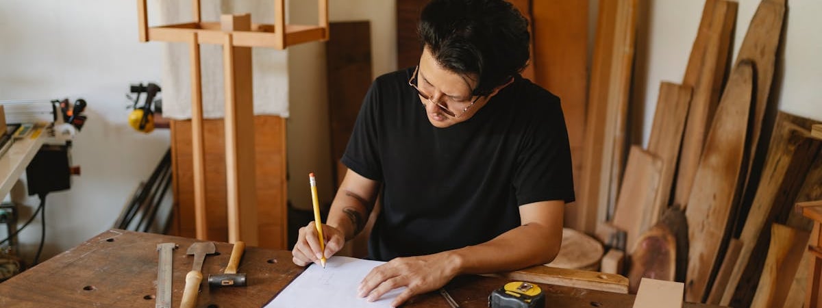 «Страшно подумать, что будет после Года качества»: белорусы смеются над разваливающимися в руках отечественными молотками