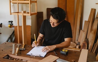 «Страшно подумать, что будет после Года качества»: белорусы смеются над разваливающимися в руках отечественными молотками