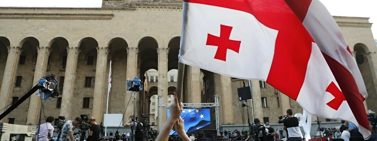 Против не высказался никто. Парламент Грузии принял закон о запрете пропаганды ЛГБТ и смене пола