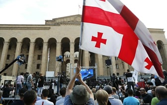 Против не высказался никто. Парламент Грузии принял закон о запрете пропаганды ЛГБТ и смене пола