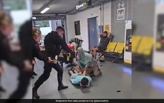 Полицейский Великобритании снял на видео, как он топчет мужчину по голове в аэропорту, начато расследование