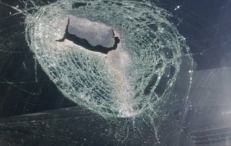 В Бресте мужчина камнем разбил стекло автомобиля