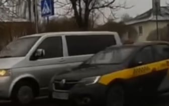 За этот обгон таксистку лишили прав на 7 месяцев — видео