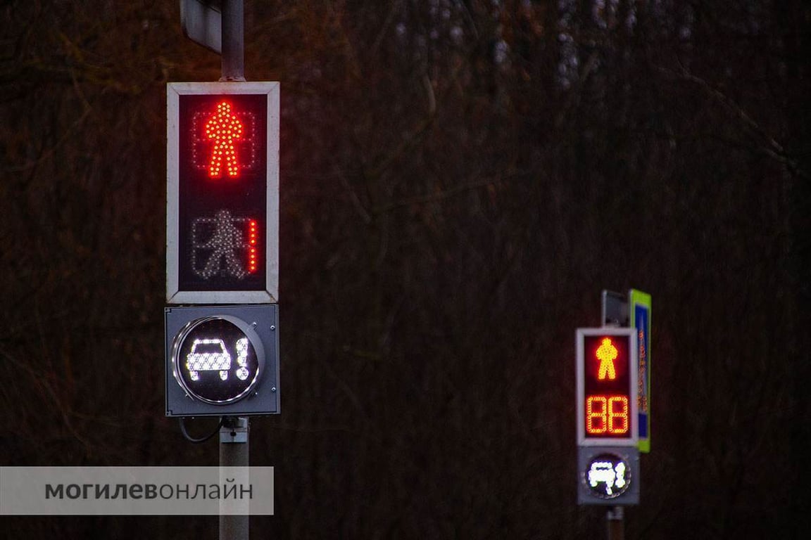 Светофоры, которые светятся белым светом, установили на двух перекрестках в Могилеве. Зачем это?