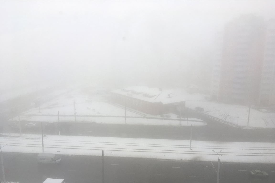 Витебск накрывает туман, видимость упала до 100-200 м. Фото ННВ