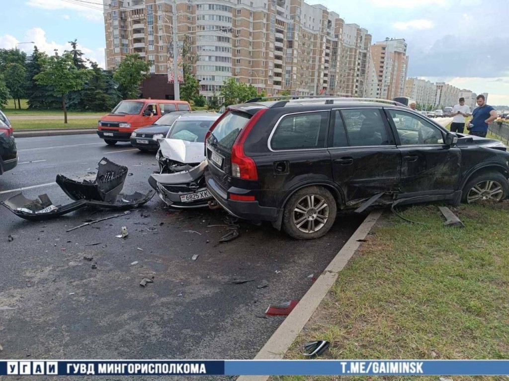 Шесть машин устроили массовое ДТП на Притыцкого в Минске