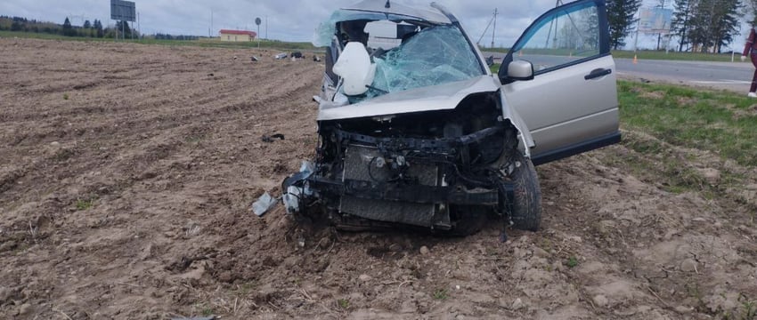 Один водитель погиб, а другой попал в больницу в результате столкновения легковушки с микроавтобусом в Докшицком районе