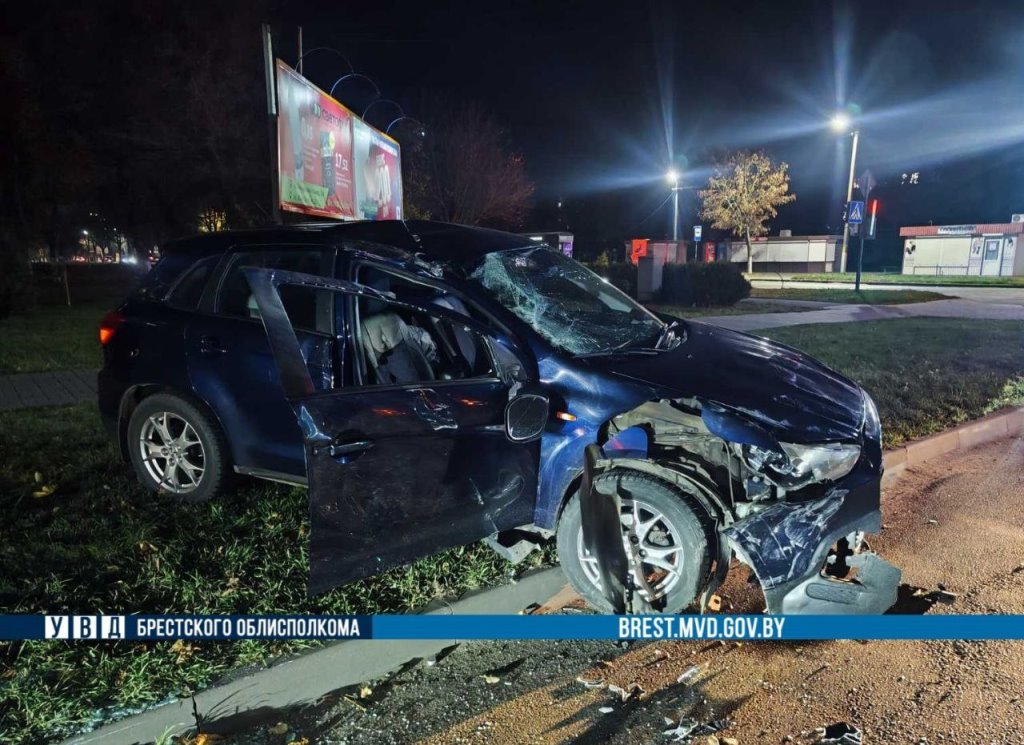 Перестроение обернулось аварией: три автомобиля столкнулись в Пинске
