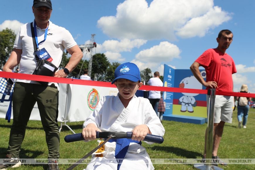 Красочный фейерверк юбилейного ХХ культурно-спортивного фестиваля «Вытокi» в Пружанах