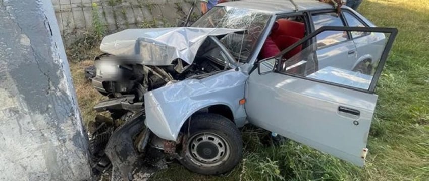 95-летний водитель почувствовал себя плохо за рулем, его «Москвич» врезался в опору моста