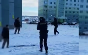 «Пожалуйста, убей меня» — Милиционеры стреляли во дворе многоэтажки в Гродно — Видео