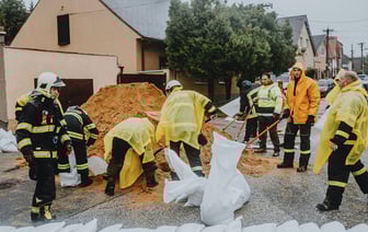 По рыхлому льду. В Полоцком районе спасатели вывели рыбаков с озера на берег