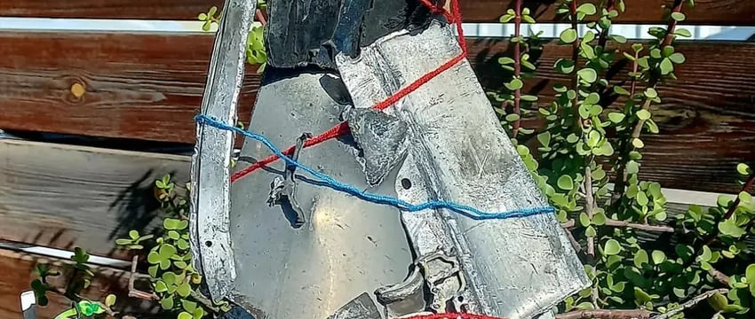 Белорус собрал в Израиле новогоднюю ёлку из обломков ракет