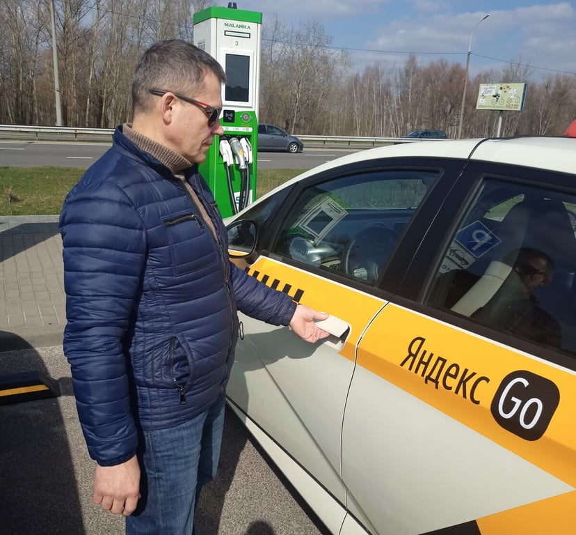 «Чистыми 40—50 рублей в день имею». Таксисты из Бреста о работе на BYD Dolphin