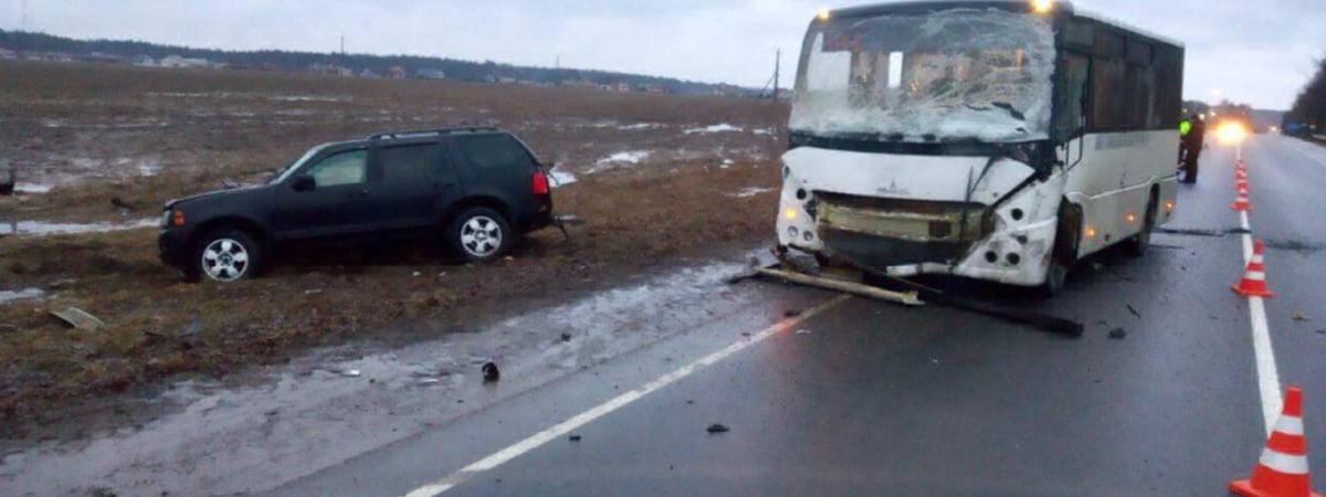Под Рогачевом Ford вылетел на встречку в автобус. Есть жертвы — Фото