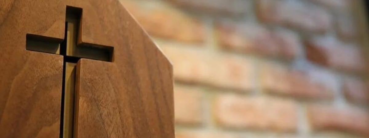 Брестчанка увидела на улице юношу в рясе и отдала ему все свои украшения за отпущение грехов