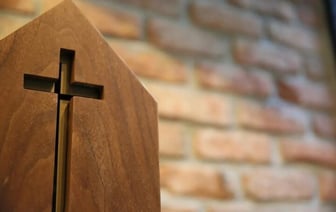 Брестчанка увидела на улице юношу в рясе и отдала ему все свои украшения за отпущение грехов