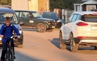 «Может, это спасет кому-то жизнь!» Мама требует защитить детей от машин на оживленной улице в Барановичах