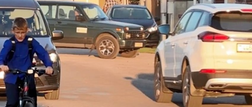 «Может, это спасет кому-то жизнь!» Мама требует защитить детей от машин на оживленной улице в Барановичах