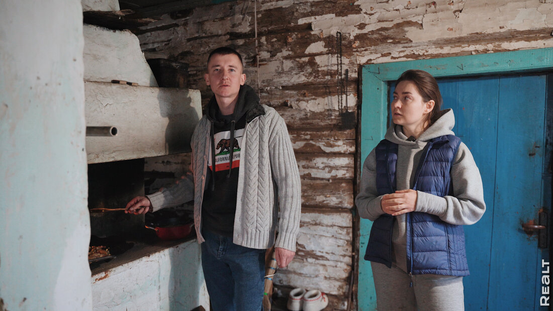 Как молодая семья из Пинска восстанавливает сразу два старых дома в деревне