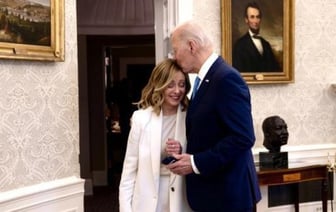 Байден поцеловал в макушку премьер-министра Италии Мелони