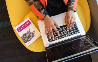 «Кнігі-медытацыі сталі феноменам года ў Беларусі». Падвялі вынікі чытацкіх упадабанняў года