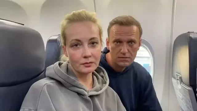 Юлия и Алексей Навальные в самолете Берлин — Москва 17 января 2021 года. Скриншот видео