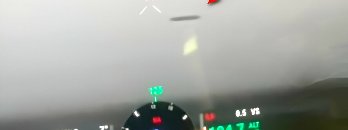 «Что это? Почему он не движется?» – Над зоной боевых действий в Украине увидели НЛО — Видео