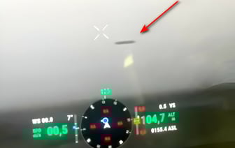 «Что это? Почему он не движется?» – Над зоной боевых действий в Украине увидели НЛО — Видео