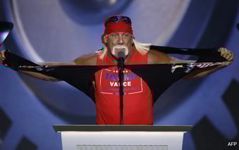 Халк Хоган сорвал с себя футболку в поддержку Дональда Трампа на мероприятии республиканцев.