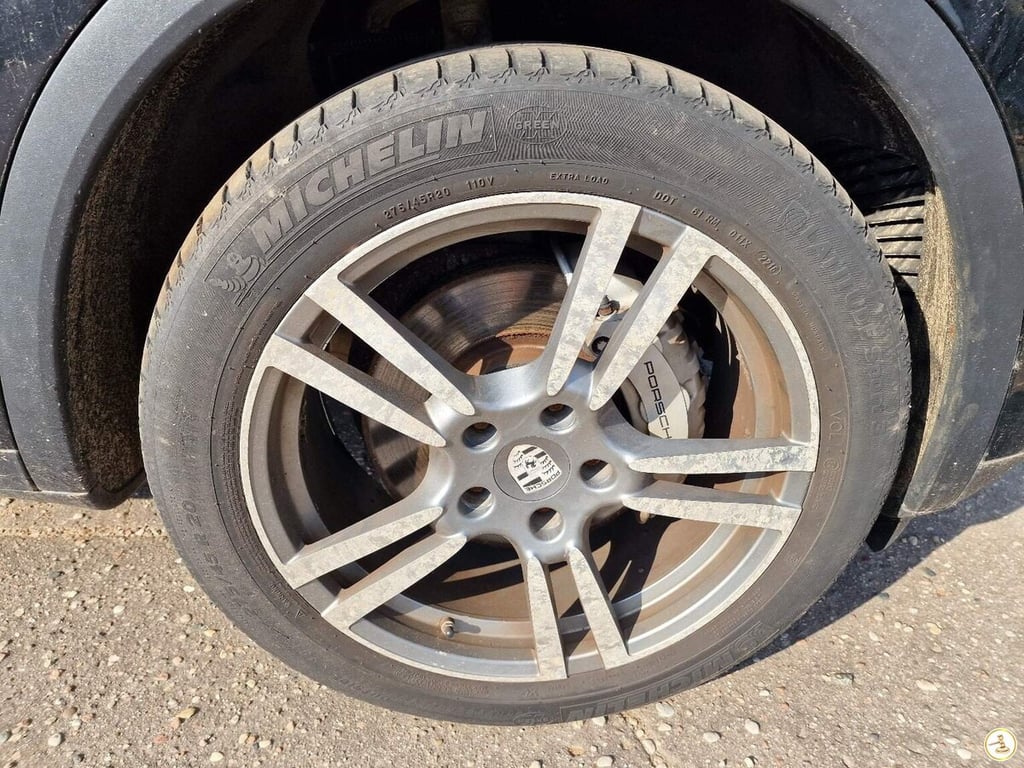 На белорусском аукционе активно торговались за битый Porsche. Какова финальная ставка?