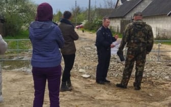 Житель Каменца перекрыл часть улицы колючей проволокой, чтобы «ускорить» ремонт дороги