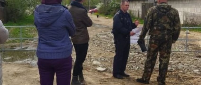 Житель Каменца перекрыл часть улицы колючей проволокой, чтобы «ускорить» ремонт дороги