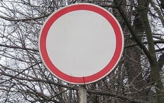 «Движение запрещено»: кому можно заехать за знак и каков штраф за нарушение его требований