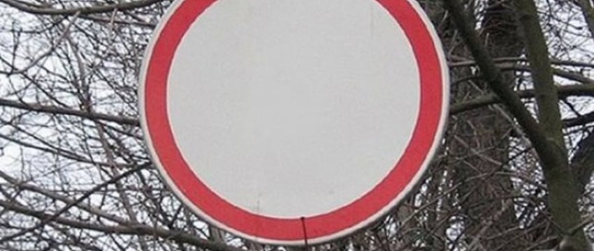«Движение запрещено»: кому можно заехать за знак и каков штраф за нарушение его требований