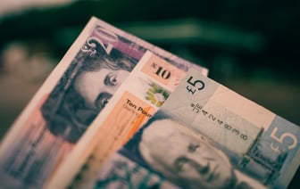 Белорусский рубль снизился к доллару на БВФБ