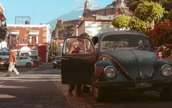 Могилевчанин приревновал жену к таксисту, избил водителя и повредил авто