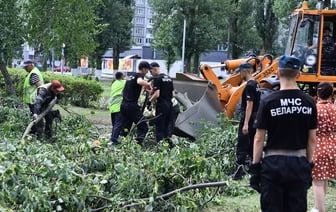 В Гомеле Красный Крест привозит воду рабочим бригадам