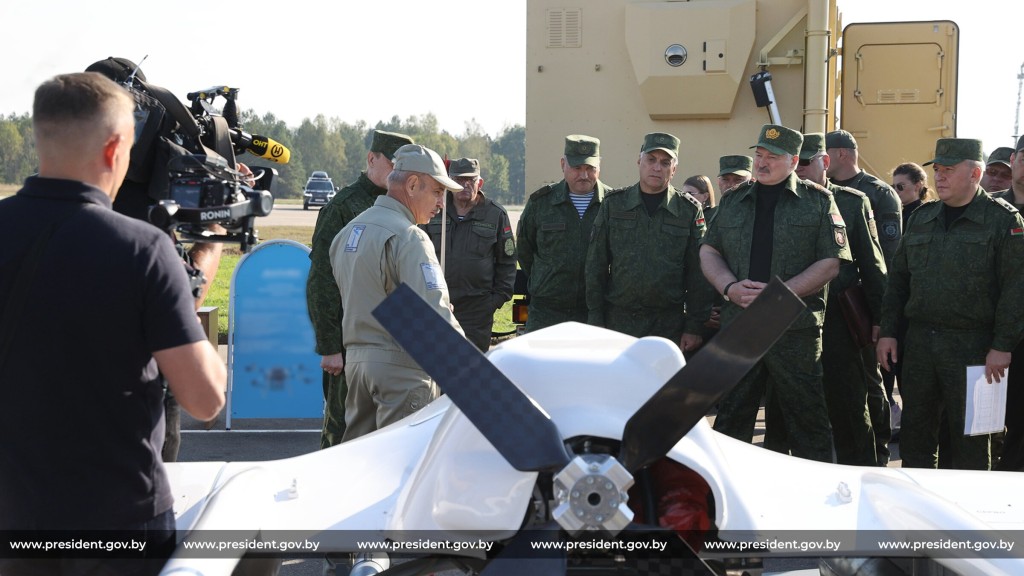 Лукашенко изучил белорусские беспилотники на полигоне в Брестской области