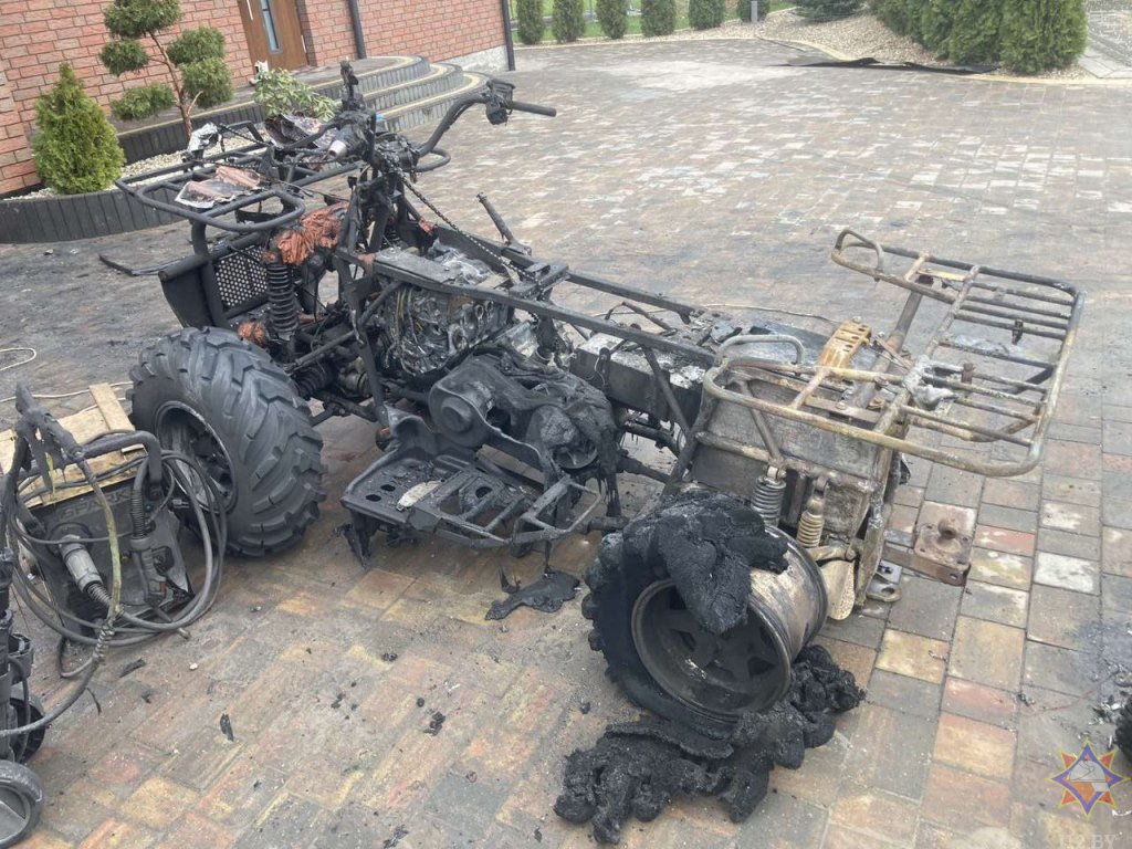 В Бресте в гараже дома загорелись электрический квадроцикл и детский электромобиль